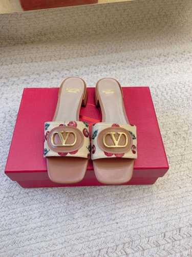 valentio*Ss25新款樱花图案提花拖鞋 原版套楦 顶级品质 材质 鞋面 进口定制面料 垫脚 进口羊皮 大底 真皮大底 跟高 2Cm 5Cm 码数 35-