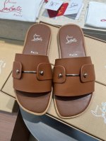 工厂p价 今年重磅推出 Cistianlouboutin.标识设计 最新走秀款 简称 今年T台走秀款 无论各种配件 材质 格位 都是原版定制，与原版零距离 牛皮