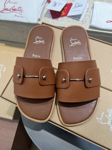 工厂p价 今年重磅推出 Cistianlouboutin.标识设计 最新走秀款 简称 今年T台走秀款 无论各种配件 材质 格位 都是原版定制，与原版零距离 牛皮