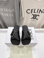 高版本出厂 Loewe 罗意威2025 Ss新品复古风平底沙滩拖鞋～小红书、外网火爆款 最近大热的一款拖鞋 超级可爱 时髦精绝对不能错过的必入款，没有任何繁杂装