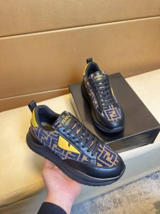芬迪 顶级代购男士2025Hk专柜同步发售。鞋底：原厂特供原版底，独家活动成型底超级舒适，原厂跟单货，高品质设计做工复杂精致细腻，独一无二半拖制作，进口原版皮，
