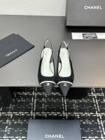 chanel~~香奈儿小香风2025新款低跟拼接女鞋尖头链条后空凉鞋，经典百搭，T台秀种草款，小红书达人打卡款，超级受棒的一款中跟凉鞋 玛丽珍复古风真的是好看又