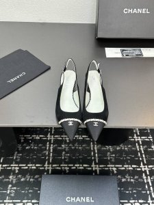 chanel~~香奈儿小香风2025新款低跟拼接女鞋尖头链条后空凉鞋，经典百搭，T台秀种草款，小红书达人打卡款，超级受棒的一款中跟凉鞋 玛丽珍复古风真的是好看又