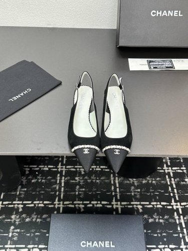 chanel~~香奈儿小香风2025新款低跟拼接女鞋尖头链条后空凉鞋，经典百搭，T台秀种草款，小红书达人打卡款，超级受棒的一款中跟凉鞋 玛丽珍复古风真的是好看又