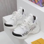 顶级版本 本款 LV Archlight 运动鞋巧妙融合皮革和科技面料，以双层鞋面迎接新季。LV Circle 标识点缀波浪形橡胶外底，Monogram 帆布后