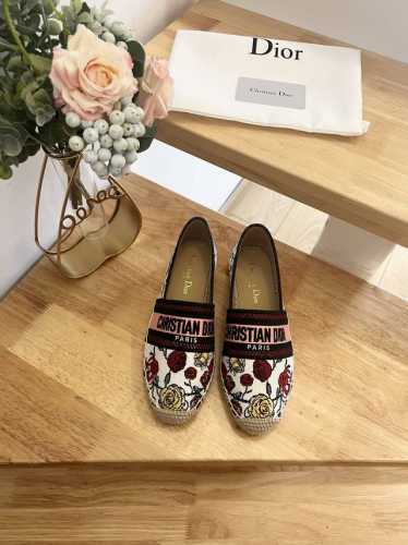 330 这款Dior Granville 草编鞋饰以 Lan De Aris 图案，该图案从Di Or档案汲取灵感，致敬Dior具有历史意义的蒙田大道地址。采用