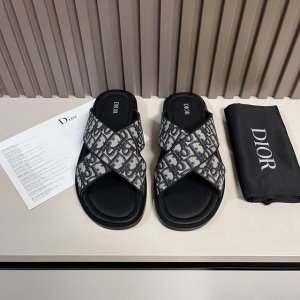 长期现货 元 3合一盒子 Dio* 这款 Dior Aqua 凉鞋优雅而休闲。交叉带设计，采用迪奥灰 Cd Diamond 图案帆布重新诠释，灵感源自 Dior