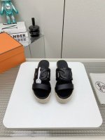 出厂女款 顶级版本 H家 秋冬新款 HERME*S最近火到不行的麻绳包边厚底一字拖，搭配各种彩色袜子，潮爆了 鞋面：进口小牛皮 内里：进口混种羊皮里 大底：麻绳