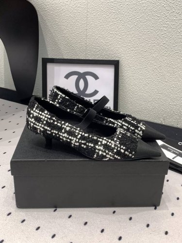 Chanel新款玛丽珍单鞋 看起来蛮简单的款式但上脚就莫名很高阶 适合各种各样的脚型 进口绸缎鞋面 混种进口小羊皮内里 意大利真皮大底 Size：35-39 4