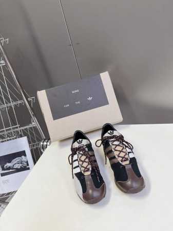 380 Sftm X Adidas 阿迪联名款复古阿甘鞋Jennie同款 这双鞋改变了之前印象中的阿甘鞋单一的设计风格 保留着原本的造型 细节点缀上非常符合当下 - 点击图像关闭