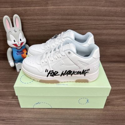 顶级版本Off-White Out Of Office 低帮涂鸦板鞋情侣款白黑。 Off-White箭头符号、Ziptie 标签、1Ogo印花等经典元素皆在此呈