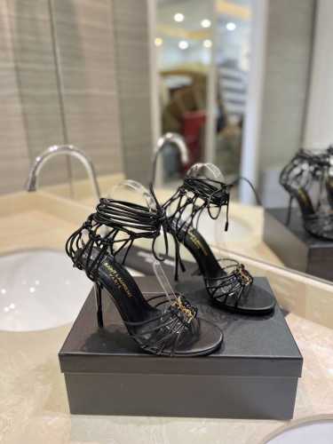 出厂价 Saint Laurent 圣罗兰 夏日清凉爆款，闪亮登场！ 原版开模字母扣 意大利真皮大底。 跟高:10.5Cm 颜色:黑色，杏色，棕色 Size:3