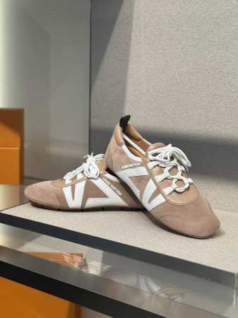 实价： Lv｜25年最火德训鞋 即将来袭Sneakerina 感觉是25年要爆火的鞋子[偷笑R] 即将开启预订～#超级舒服的德训鞋[话题]# #从鞋做潮人[话题 - 点击图像关闭