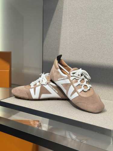 实价： Lv｜25年最火德训鞋 即将来袭Sneakerina 感觉是25年要爆火的鞋子[偷笑R] 即将开启预订～#超级舒服的德训鞋[话题]# #从鞋做潮人[话题