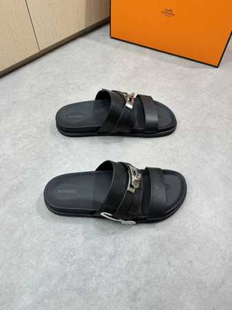 Hermes 爱马仕 -高端品质 原单休闲凉拖鞋 -鞋面：进口手掌纹小牛皮、品牌金属扣件 -内里：水染牛皮 -大底：超轻Tpr橡胶 真皮包Tpu水台；组合成型大 - 点击图像关闭