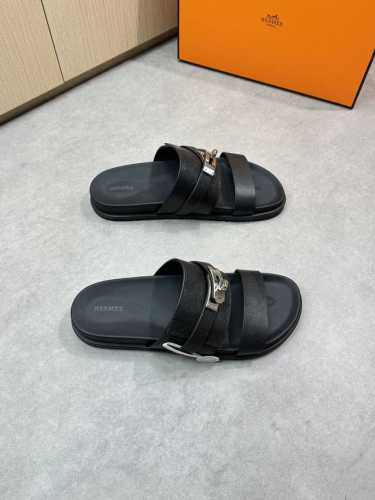 Hermes 爱马仕 -高端品质 原单休闲凉拖鞋 -鞋面：进口手掌纹小牛皮、品牌金属扣件 -内里：水染牛皮 -大底：超轻Tpr橡胶 真皮包Tpu水台；组合成型大