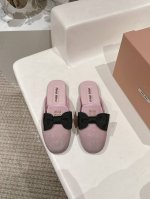 出厂 半拖 Miumiu 缪缪春夏走秀新款一脚蹬懒人鞋半拖 单鞋 官方春夏走秀新款，时髦百搭 即可咸又可甜 鞋面：定制进口羊皮 羊京 内里：羊皮 鞋底：专柜防滑