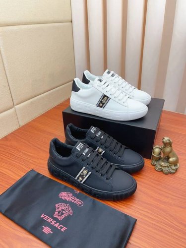 实价： Versace 范思哲最新款精心打造，引爆全场！不断创新的国际品牌 此款男士四季款休闲鞋，牛皮拼接鞋面侧边金属车标羊皮内里橡胶防滑大底，透气舒适以质量说