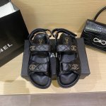 出厂：160 Chanel 香奈儿经典魔术贴凉鞋系列 每一季C家都会出的魔术贴凉鞋、简直是人手必备了上脚很舒服，调楦数次，完美贴合脚掌，上脚非常显腿细，搭配袜子
