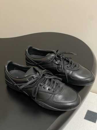 全皮 Miu Miu 25Ss 缪缪春夏新款走秀款 玛丽珍款德训鞋 休闲运动鞋 以经典复古鞋型为蓝本 质感皮革勾勒流畅线条 复古轮廓金属扣与鞋带设计巧妙融合 打 - 点击图像关闭