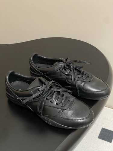 全皮 Miu Miu 25Ss 缪缪春夏新款走秀款 玛丽珍款德训鞋 休闲运动鞋 以经典复古鞋型为蓝本 质感皮革勾勒流畅线条 复古轮廓金属扣与鞋带设计巧妙融合 打