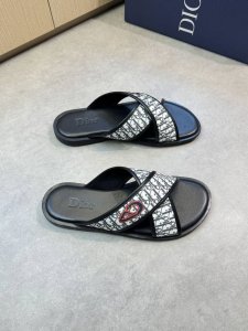 Dior 迪奥 -高端品质 原单休闲凉拖鞋 -鞋面：品牌图腾帆布包皮边、彩印品牌图腾 -内里：环保皮 -大底：超轻Tpu包水台 橡胶；组合成型大底 -超高品控