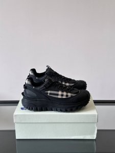 burberry 顶级 Size：39-44 38.45定做 Bur**巴宝莉户外系带运动鞋，具有舒适防滑性能，采用皮革和科技面料制成，专为户外跑步或都市漫步而