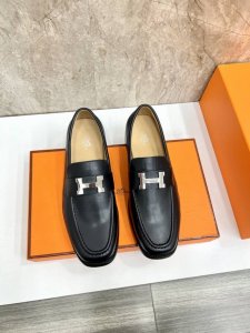 H家 Herme* 爱马-仕 新品paris乐福鞋皮鞋 官方售价rmb , 采用进口牛皮 开边珠亮皮 粒面牛皮 手掌纹牛皮 打造 搭配经典复古金属h Logo鞋