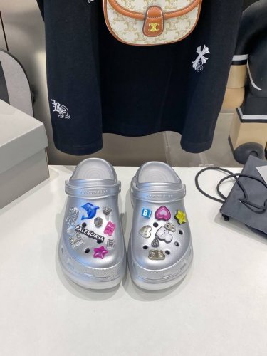 出厂价p Balenciaga X Crocs 联名洞洞鞋 巴黎世家Balenciaga X Crocs春夏最新情侣款洞洞鞋 25春季新款黑马单品,海内外时尚博