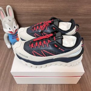 590 顶级版本Moncler盟可睐Trailgrip网布系带圆头低帮运动休闲鞋米黑红。 码数：36-46码 编码: 4M00230M2058 全套得物包装：毒