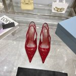 prada 普拉达 24 出厂价P 专柜走秀款尖头凉鞋 三角扣标 高跟 早春走秀款！ 鞋面：高定制漆皮面料 内里：进口水染羊皮 大底：原版意大利真皮大底 跟高：