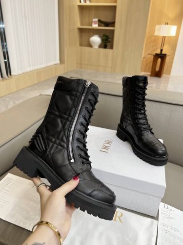 迪家顶级版 爆款马丁靴，原版购入开发 金色“Christian Dior”彰显品牌魅力， 面料：全粒面小牛皮 内里：进口羊皮， 颜色：黑白两色。 码数：35-4