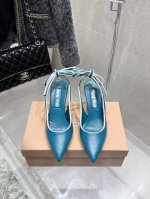 出厂 Miumiu缪缪25春夏新款复古高跟鱼嘴凉鞋！春夏清新配色曲线优美，小猫跟后空凉鞋 日常穿搭都很搭鞋边有专属标识性Logo格调，上脚尽显优雅魅力！ 鞋面采