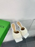 Bv最新毛绒拖鞋系列 高跟 奶白色 延续品牌标志立体格子设计 开启新一轮的爆款 原版开发 版型到位 方头经典 防滑大底后跟设计 即实用又酷炫 定制加密长毛绒 有