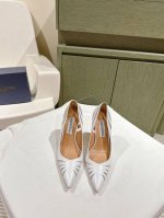 Aquazzur* 菠萝早春专柜新品仙女时装鞋系列，大量上新同步官网全系列均可定制龙年主打一个火爆，全网各大网红纷纷开秀，绝美的穿搭系列！ ★★★★★ 鞋面 羊