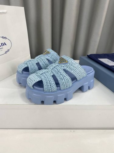 工厂p价 女装女鞋 运动原单 prada普拉达最新款竹笼编织厚底三角扣凉鞋 最新环保pp材质 全手工钩针 跟织毛衣一样 慢工细活 复古时髦厚底鞋 搭配编织鞋面，