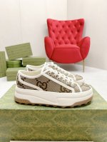 橙子出厂价p gucci 古驰 经典刺绣Gg低帮老花厚底帆布鞋 休闲鞋板鞋 情侣款 这件亮眼吸睛的单品从网球世界中汲取创作灵感 这款运动鞋采用同色调米色和乌木色