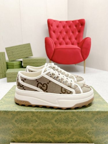 橙子出厂价p gucci 古驰 经典刺绣Gg低帮老花厚底帆布鞋 休闲鞋板鞋 情侣款 这件亮眼吸睛的单品从网球世界中汲取创作灵感 这款运动鞋采用同色调米色和乌木色