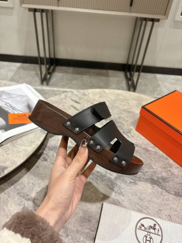 herme*S爱马仕实木拖鞋 Hermes经典款踩云脚感，光脚或者搭配个袜子穿，都时髦的不行哦超可爱 夏天真的太需要百搭拖鞋了，怎么搭配都好看，随意且高级的感觉