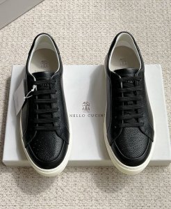 brunello Cucinelli 新款运动男鞋 此款平底运动鞋面料采用意大利进口高丝光水洗翻毛皮和意大利进口压摔牛皮，立体感和亲肤感十足！鞋子拼色设计 款式