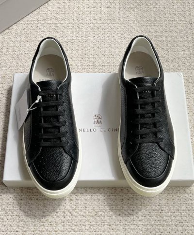 brunello Cucinelli 新款运动男鞋 此款平底运动鞋面料采用意大利进口高丝光水洗翻毛皮和意大利进口压摔牛皮，立体感和亲肤感十足！鞋子拼色设计 款式