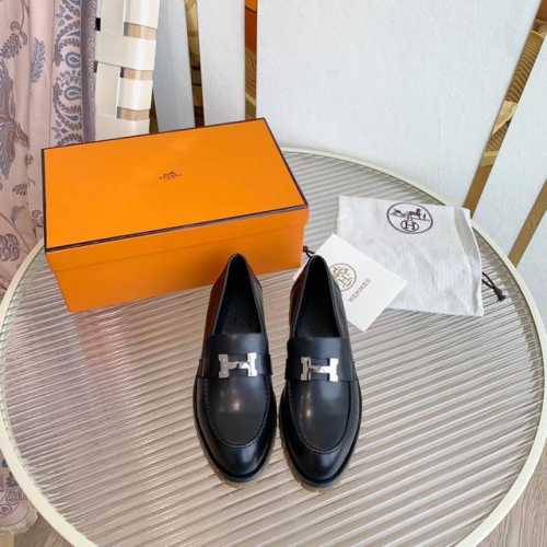 飞机盒10 代购版 Hermes 22Fw New Arrival～ H家今年秋冬新出的新款乐福鞋简直是太完美了，怕磨脚的亲大胆入，逛街妥妥的不需要创可贴。还更