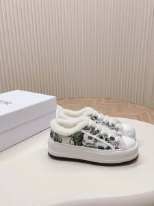冬天来了~毛绒绒的dior运动鞋可以穿起来 Dior 迪奥 2024早春新品 经典厚底刺绣运动鞋，内里皮毛一体，兼具好看与保暖功能，Nice得很哦 增高效果也很