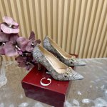 2025早春GUCCI马衔扣猫跟尖头浅口凉鞋压纹凉鞋 单鞋 单鞋 作为Gucci设计传承的杰出代表，Jordaan系列饰马衔扣乐福鞋生动彰显经典优雅格调。这款鞋