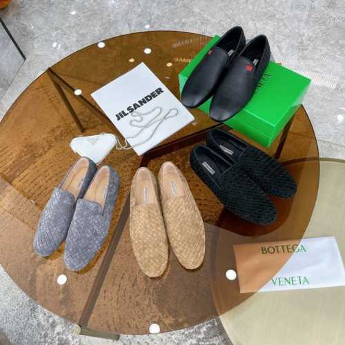 Bottega Veneta 葆蝶家 编织鞋隆重上市，码数39-44 38 45定不退换 一年四季都可以穿的舒适便鞋，采用进口头层羊皮上等羊京皮，进口羊皮里，奢