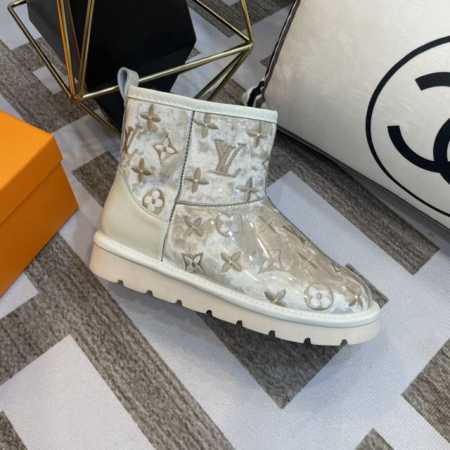 Louls Vultton PVC电绣最新款雪地靴，此款经过反复打样 多次调试，终究以完美流畅线条问世，潮人必备系列！ 面料: 采用高透明PVC软胶片 韧性好不 - 点击图像关闭