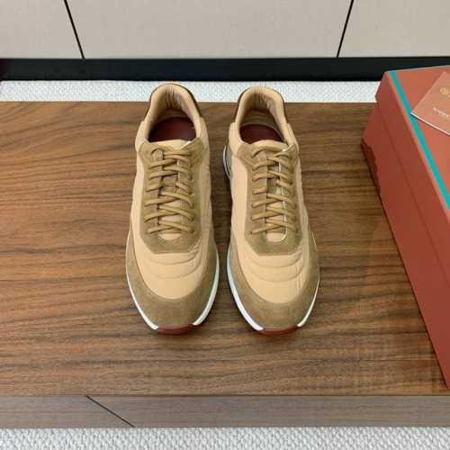 Loro Piana 情侣款休闲运动鞋。简约时尚，鞋面采用牛反绒拼布。羊皮垫脚。定制橡胶底。 码数：女35-43 35、41、42、43定制不退换 男39-46