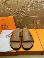 工厂价： Hermes爱马仕 官网最新专柜同步新款oran牛皮面H拖鞋 巴黎原版飞回正品开模完美打造最高品质 诚意巨献，可随意进出专柜鞋面采用原版定制牛皮。彩色