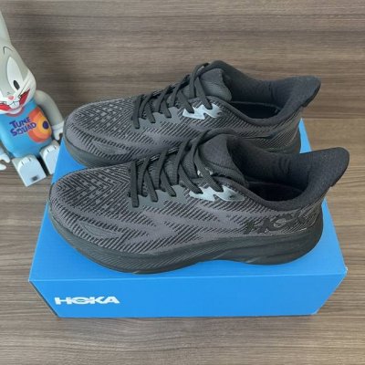 顶级Hoka One One Clifton 9 黑色 克里夫顿系列 鞋面:采用轻盈透气的针织网面和纱线，增强鞋面的强度和支撑性能 搭配柔软的鞋舌 让双脚在舒适