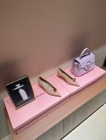 Jimmy Choo 吉米周经典圆球水钻装饰尖头高跟 鞋型做的非常秀气 不会过分修长 内部空间很足 让脚趾能足够的放松 水钻在脚背勾勒迷人的弧度 简直美爆了 度
